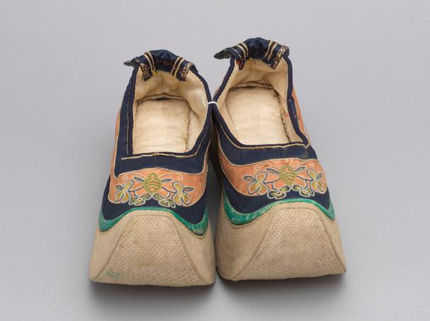 杏黄色缎缉线绣花蝶纹皂鞋