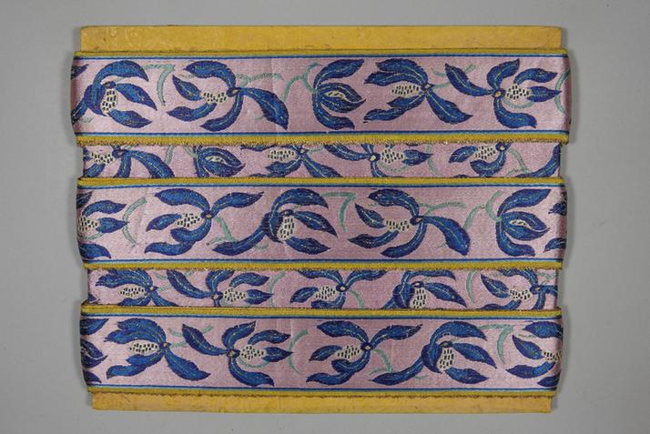 雪灰色缎地织金三蓝朵兰纹绦