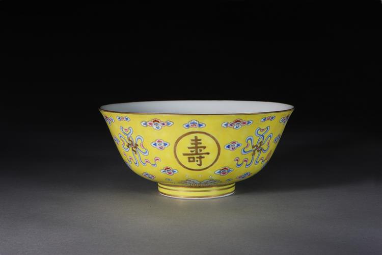 光绪款黄地粉彩描金结带“卍”字“万寿无疆”碗