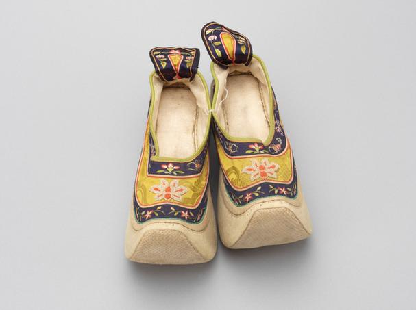 香色缎绣五毒钉米珠花卉纹皂鞋