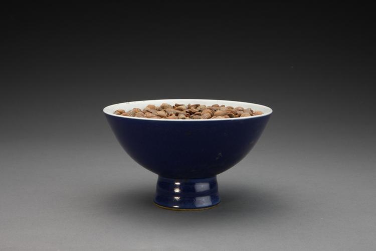 雍正款祭蓝釉高足碗