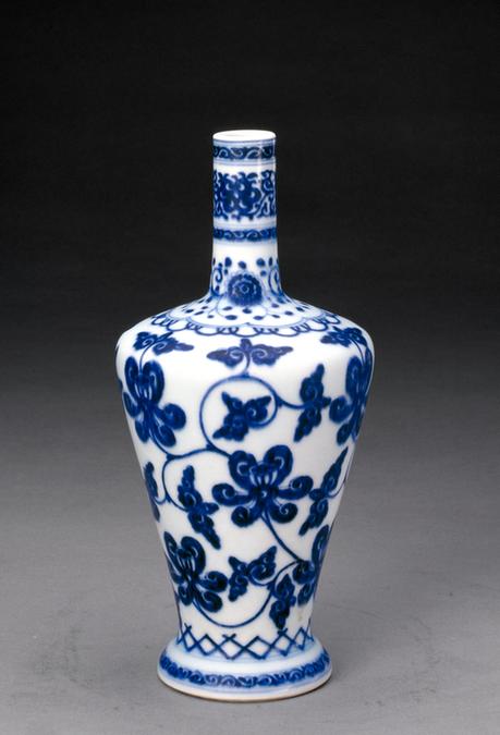 青花缠枝莲纹直口瓶