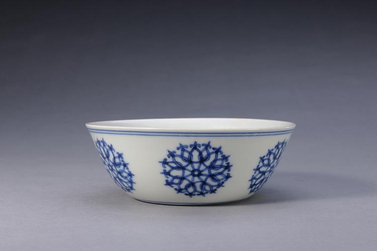 青花团花纹卧足碗