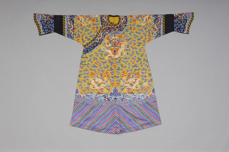 明黄色纱绣彩云蝠金龙纹女单龙袍