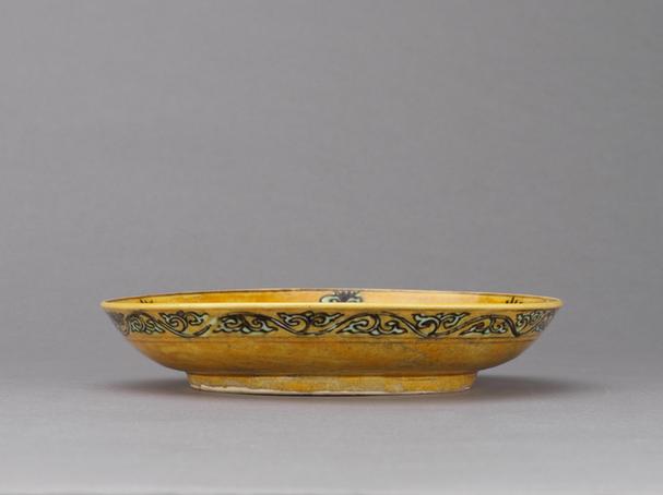 万历款黄地紫绿彩龙纹盘