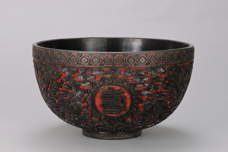 剔黑寿字云鹤纹碗