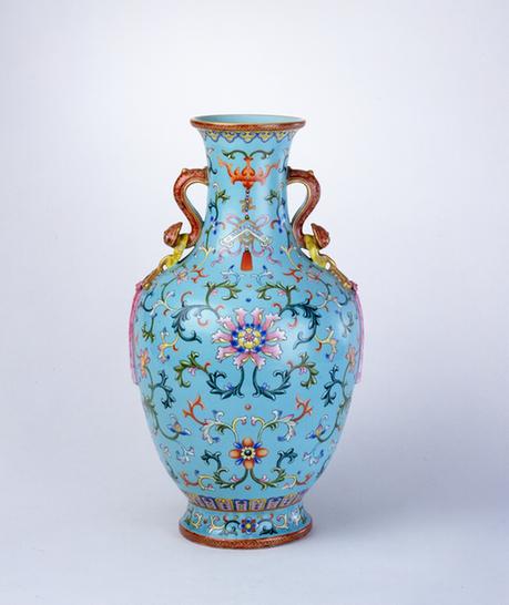 乾隆款绿地粉彩缠枝莲纹如意耳瓶