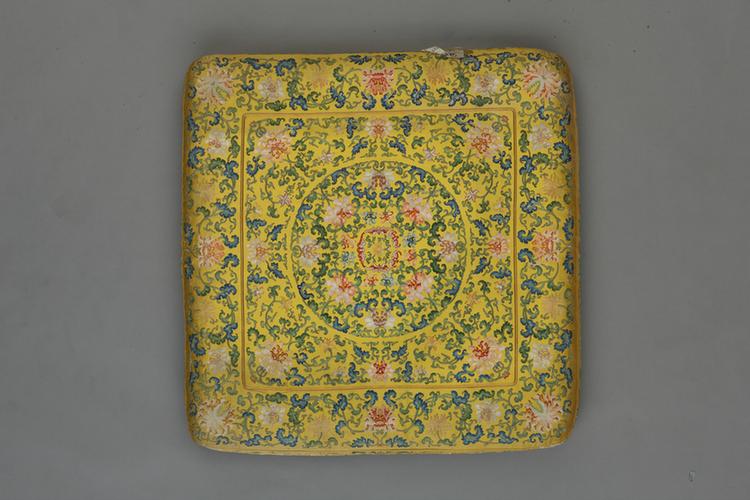 黄色缎绣勾莲蝠纹坐褥