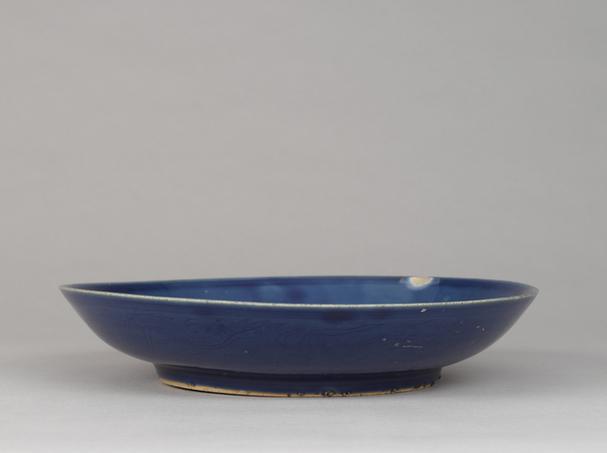 万历款回青釉暗刻云龙纹盘