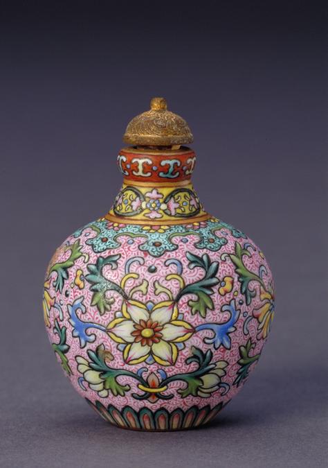 乾隆款粉彩缠枝莲纹鼻烟壶