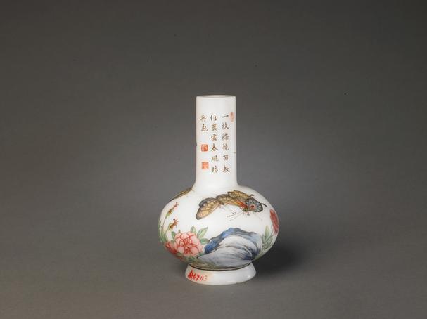 乾隆款白色玻璃胎画珐琅喜相逢纹瓶