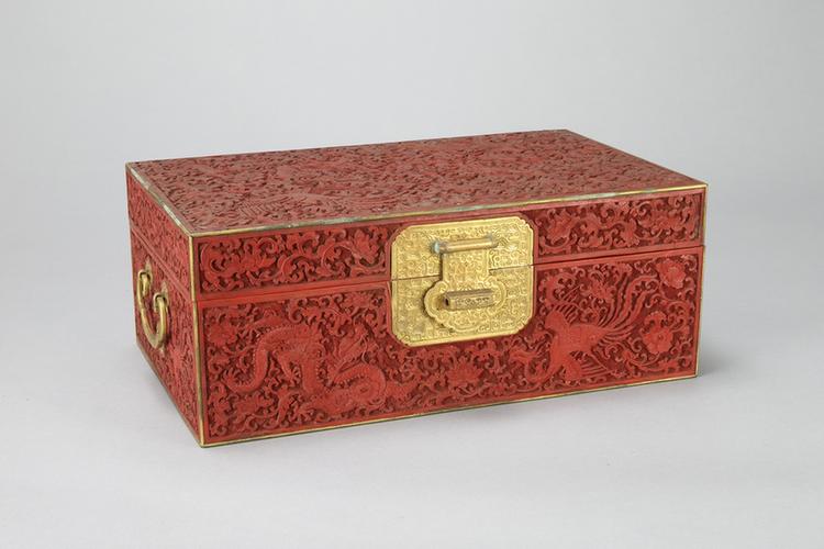 剔红龙凤缠枝莲博古纹长方箱
