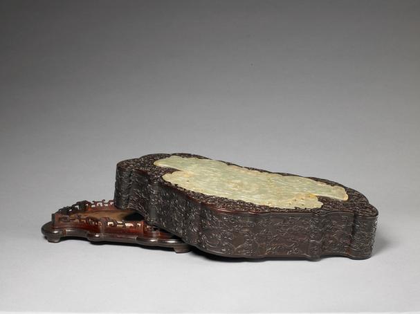 紫檀嵌玉雕云蝠纹磬式盒