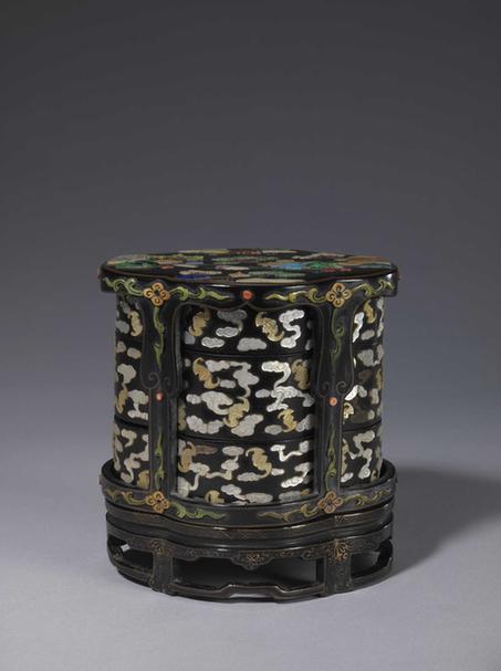 黑漆嵌螺钿云蝠山水图海棠式二层套盒