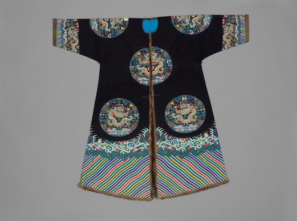 石青色缂丝八团云蝠寿八宝金龙纹貂皮边女龙褂