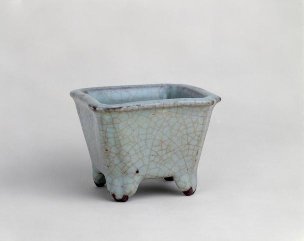 官窑青釉四足方花盆