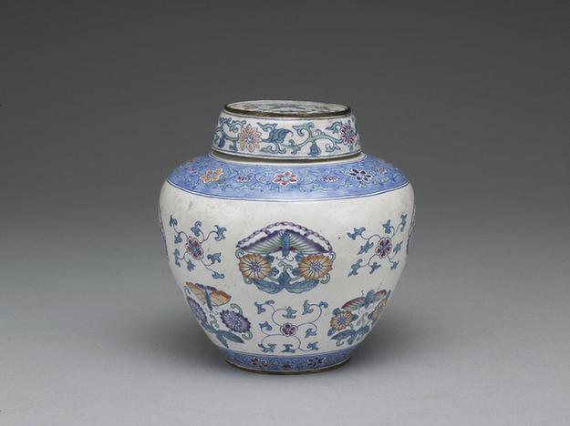 乾隆款 铜胎画珐瑯仿斗彩花蝶纹圆盖罐