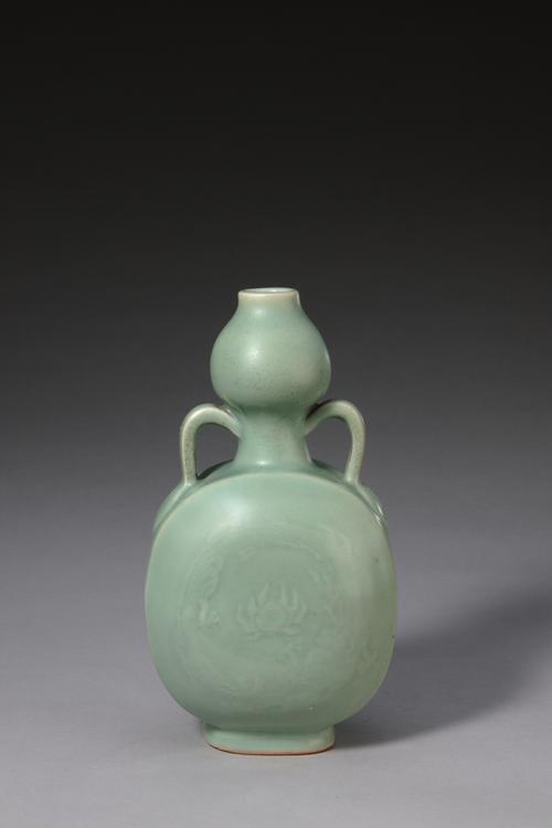 龙泉窑青釉印花龙纹绶带耳扁腹葫芦瓶