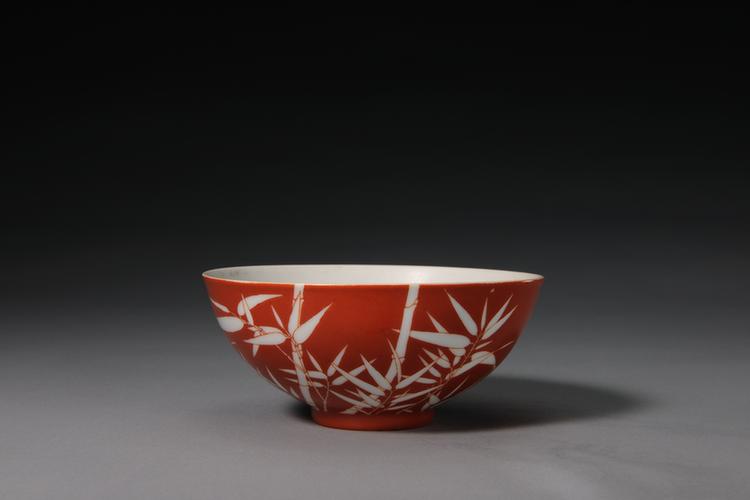 乾隆款珊瑚红釉白竹纹碗