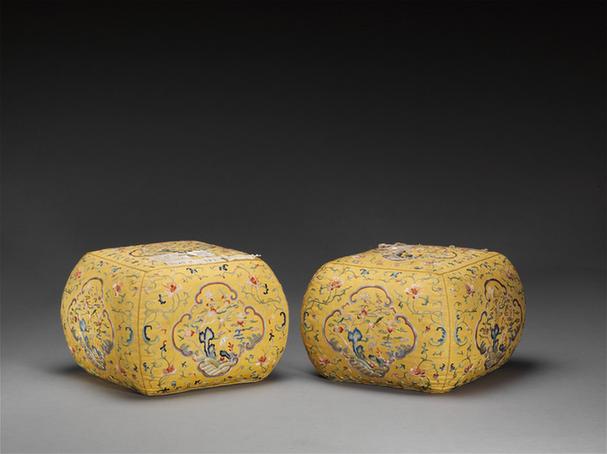 黄色江绸绣勾莲开光鹤寿纹迎手