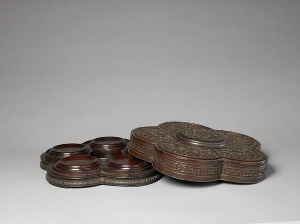 紫檀雕梅花式盒