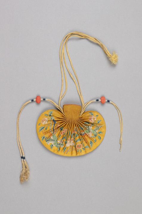 黄色缎绣凤穿牡丹纹椭圆荷包