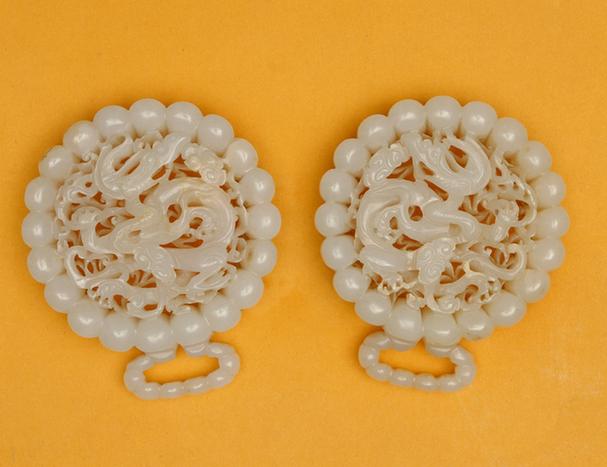 白玉透雕云龙纹带扣