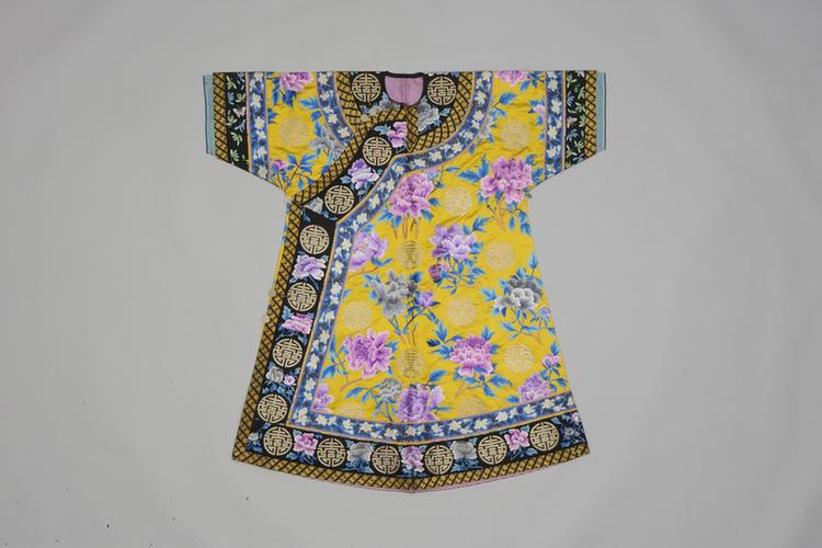 黄色缎绣牡丹金银团寿纹单衬衣