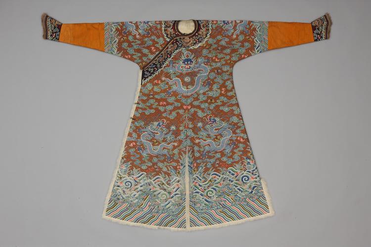 蓝色缂丝万字地彩云蝠蓝龙纹白狐皮男龙袍