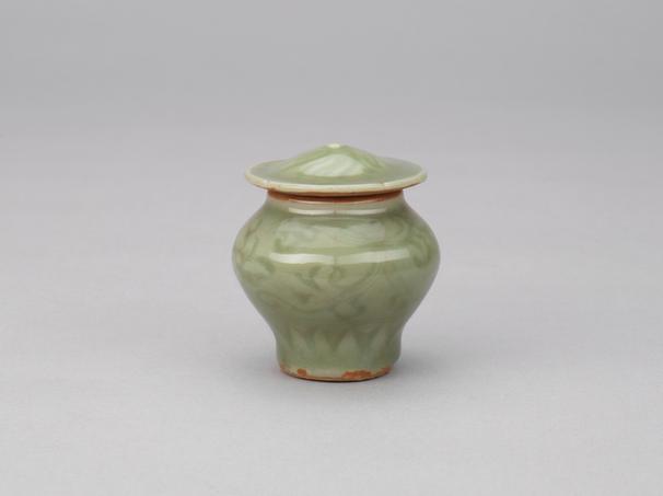 龙泉窑青釉暗划缠枝莲纹盖罐