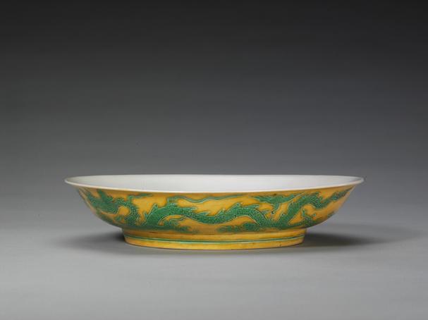 正德款里白釉暗龙外黄地绿彩云龙纹盘