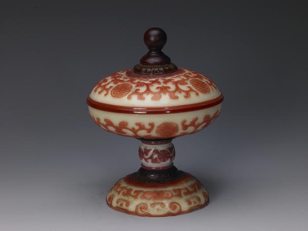 乾隆款黄色地套红色玻璃团寿字花卉纹带盖供碗