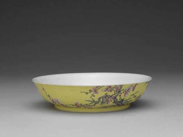 雍正 珐瑯彩瓷黄地梅竹先春盘