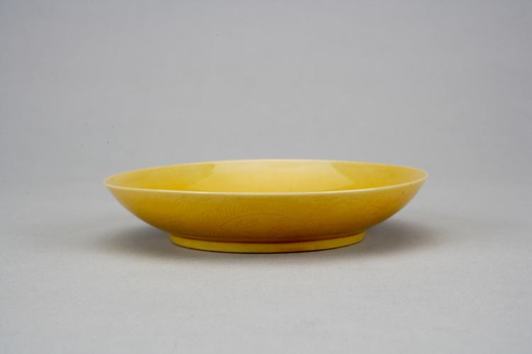 雍正款黄釉暗划云龙纹盘