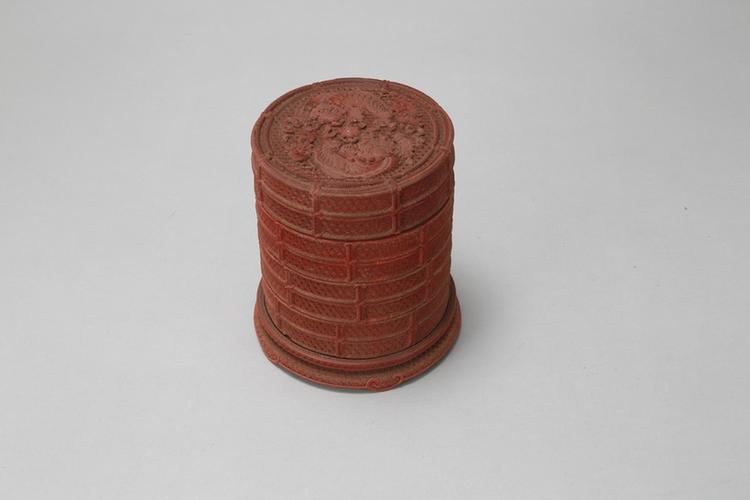 乾隆款剔红驯狮图带座三层圆盒