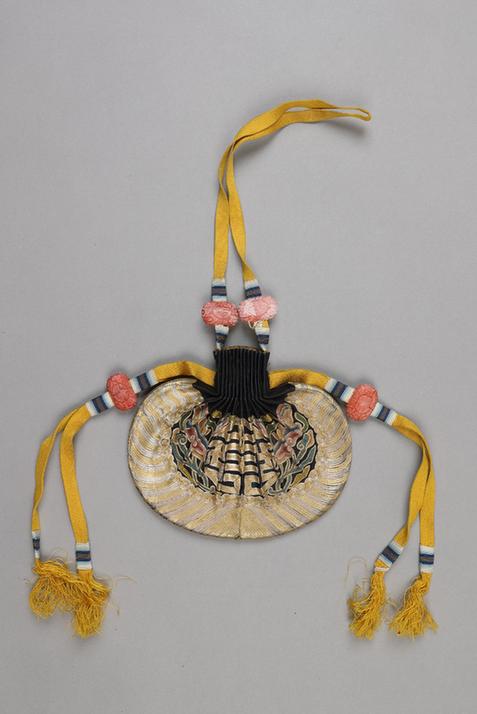 石青色缎平金银锁绣灵芝团寿纹椭圆荷包