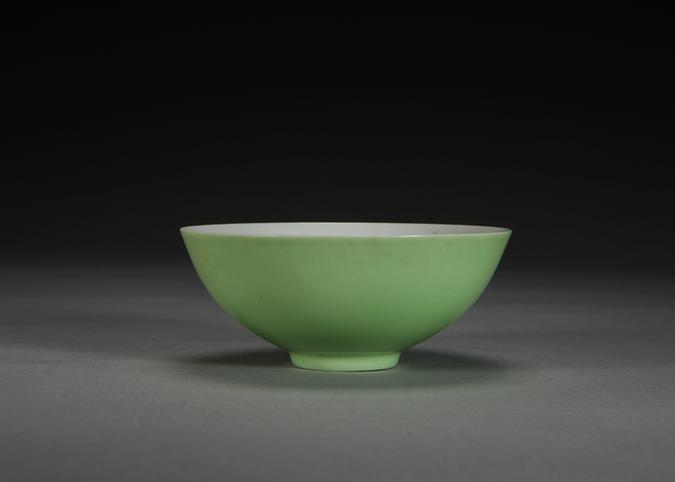 雍正款葱绿釉白里碗