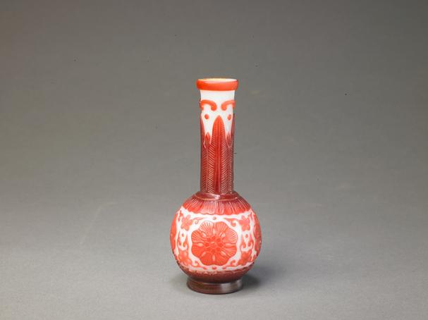 乾隆款白色地套红色玻璃花卉纹直口长颈瓶