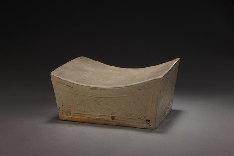 定窑白釉印花海水鱼纹长方枕