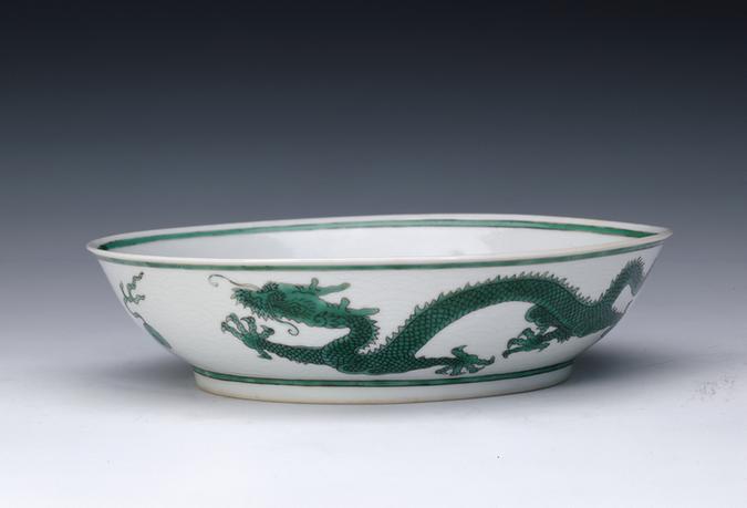 嘉庆款白地绿彩云龙纹盘