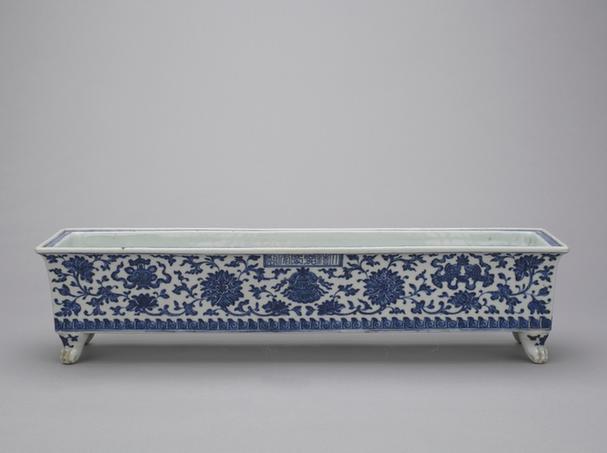 嘉庆款青花八吉祥纹四足长方炉