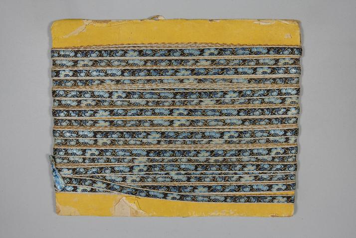 元青色缎地织金三蓝冰梅纹绦