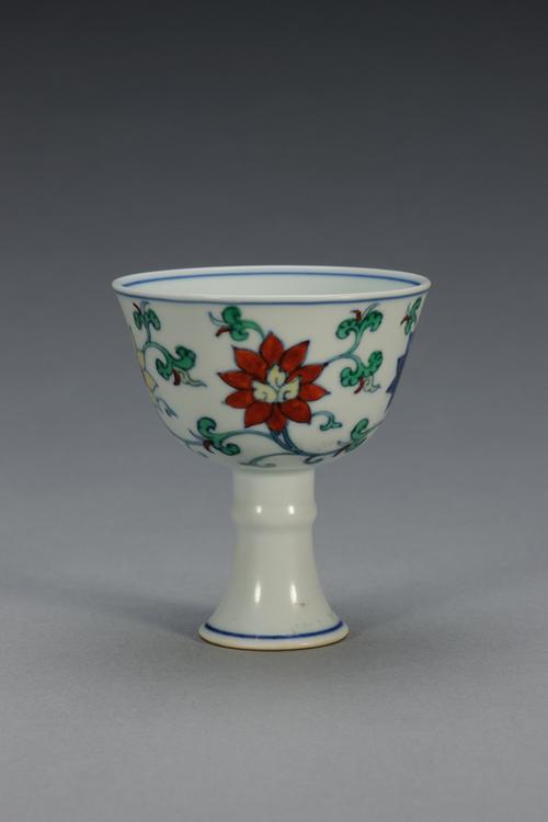 雍正款斗彩缠枝莲纹高足杯