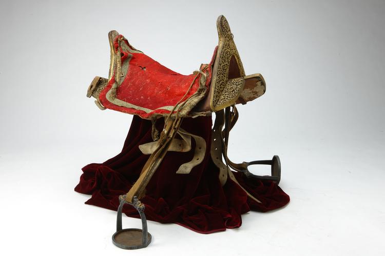 木镶铜镀金镂花纹马鞍