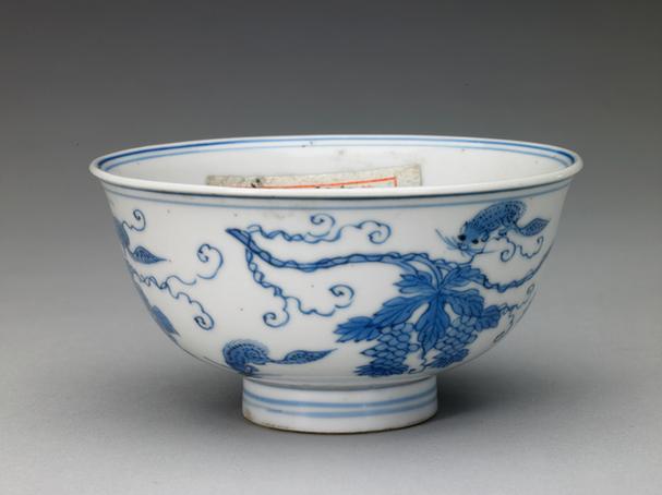 成化款青花松鼠葡萄纹碗