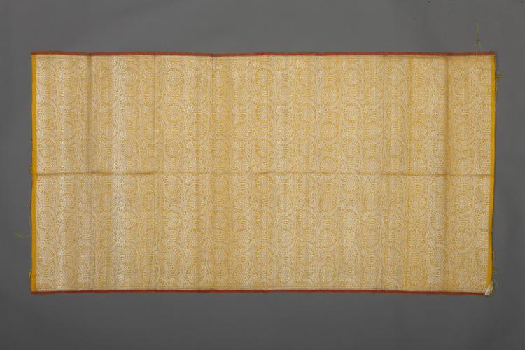 黄色地缠枝菊纹回回织银锦