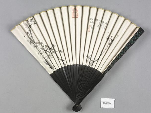 漆股嵌骨边钤慈禧御玺画梅花图面折扇