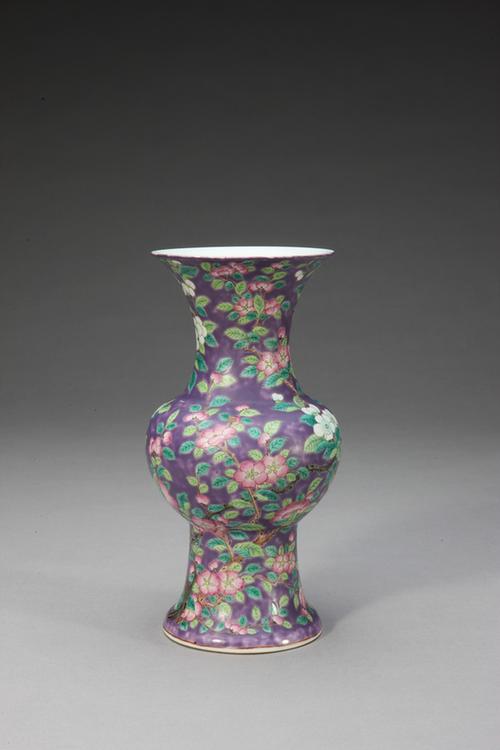 永庆长春款藕荷地粉彩花卉纹撇口瓶