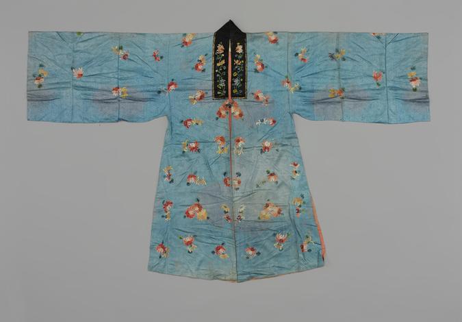 月白色曲水百蝶纹暗花绫绣朵菊纹女帔