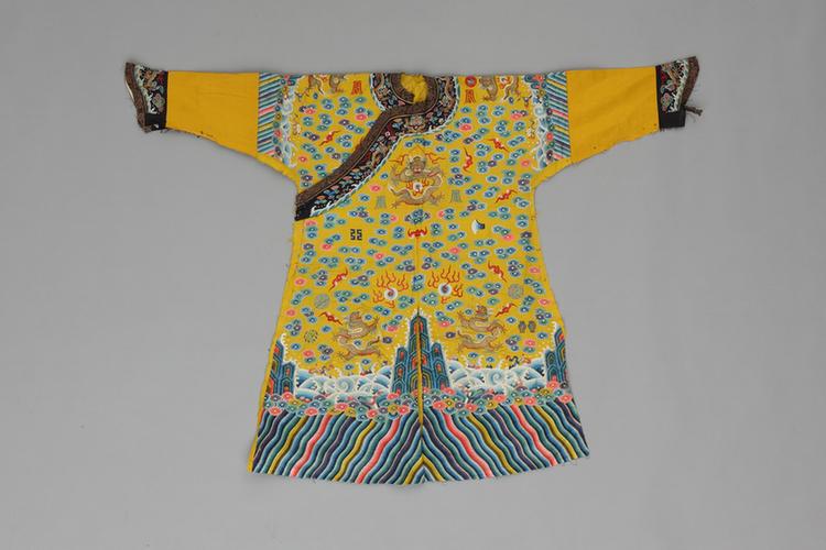 明黄色绸绣彩云金龙纹龙袍拆片